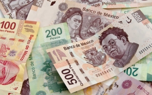 Peso mexicano se deprecia por fortaleza del d&oacute;lar y calificaci&oacute;n