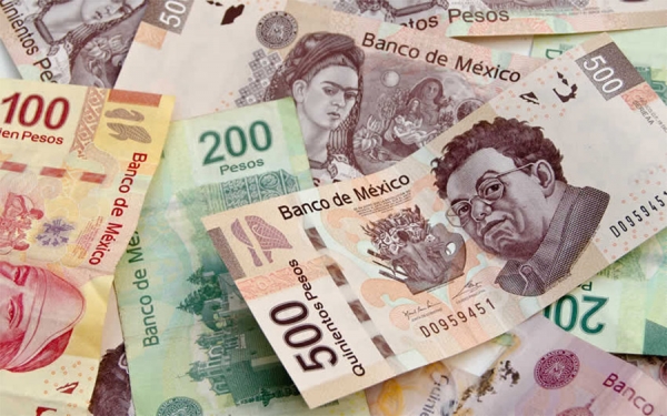 Peso mexicano se deprecia por fortaleza del d&oacute;lar y calificaci&oacute;n