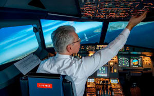 Por d&eacute;ficit en los cielos, pilotaje comercial, una carrera que pide pista