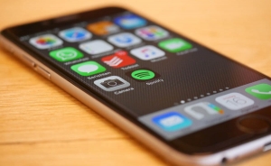 Ministro colombiano pide debate para excluir tel&eacute;fonos inteligentes del IVA