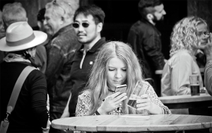 Colombianos toman cerveza para olvidar, para rumbear y para chatear