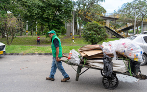 Medell&iacute;n y Grupo Familia firman memorando para beneficiar recicladores