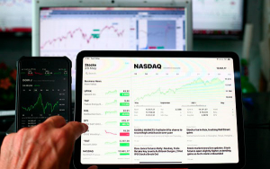 Acciones tecnol&oacute;gicas caen en Wall Street, &iacute;ndices cierran en rojo