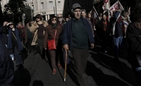 Manifestantes protestan en Atenas contra reforma de pensiones del Gobierno