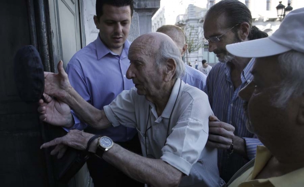 Miles de jubilados hacen colas en bancos para cobrar tras extensi&oacute;n corralito